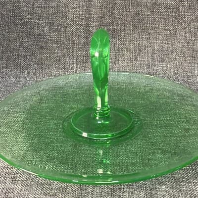 VTG Uranium Emerald Green Depression glass sandwich server with center handle - Thumbnail 9