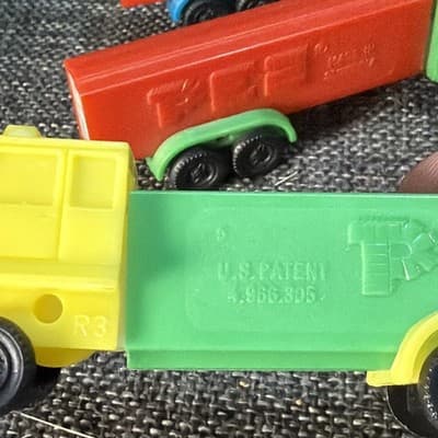 Lot Of 9 D Series Pez Truck Rigs With Fixed Wheels R1 - R4 Red Green Blue Yellow - Thumbnail 3
