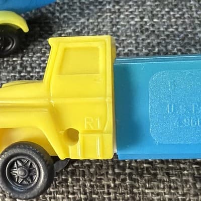 Lot Of 9 D Series Pez Truck Rigs With Fixed Wheels R1 - R4 Red Green Blue Yellow - Thumbnail 9