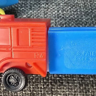 Lot Of 9 D Series Pez Truck Rigs With Fixed Wheels R1 - R4 Red Green Blue Yellow - Thumbnail 10