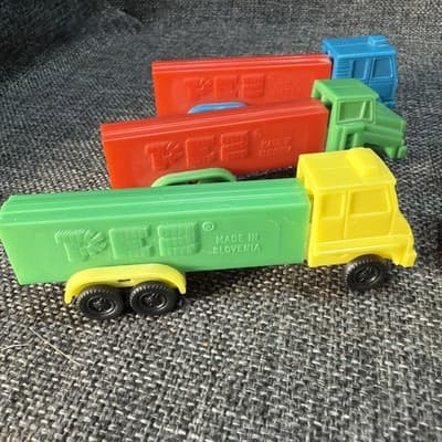 Lot Of 9 D Series Pez Truck Rigs With Fixed Wheels R1 - R4 Red Green Blue Yellow - Thumbnail 2