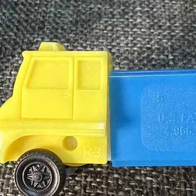 Lot Of 9 D Series Pez Truck Rigs With Fixed Wheels R1 - R4 Red Green Blue Yellow - Thumbnail 8