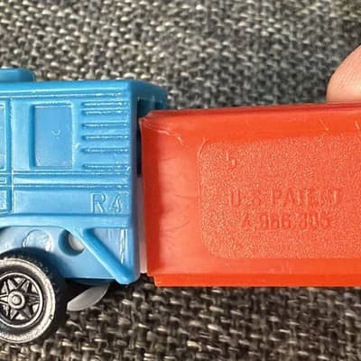 Lot Of 9 D Series Pez Truck Rigs With Fixed Wheels R1 - R4 Red Green Blue Yellow - Thumbnail 5