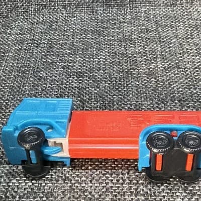 Lot Of 9 D Series Pez Truck Rigs With Fixed Wheels R1 - R4 Red Green Blue Yellow - Thumbnail 13