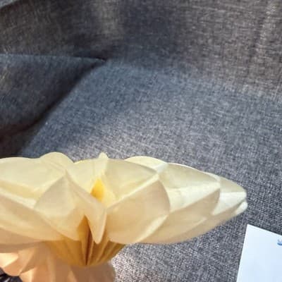 VTG Set of 8 Honeycomb Paper Flower Decorations 6" Yellow Cream Daisy MCM Party - Thumbnail 9