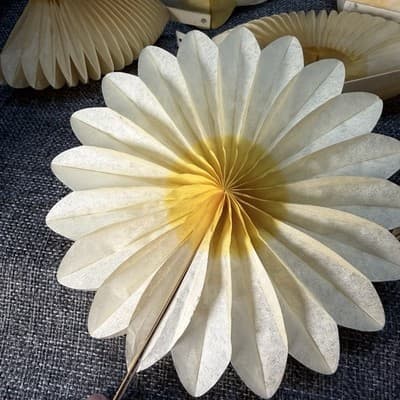 VTG Set of 8 Honeycomb Paper Flower Decorations 6" Yellow Cream Daisy MCM Party - Thumbnail 12