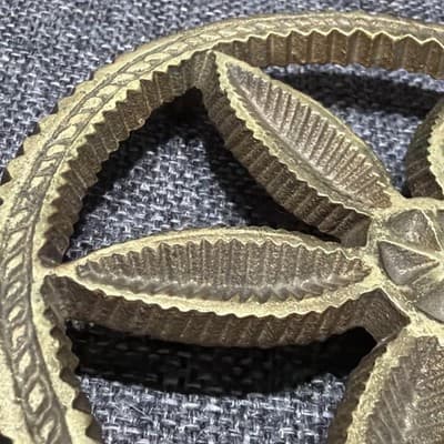 Vintage WILTON Ornate Cast Brass 3 Footed Trivet 6 Point Star Or Flower 5” - Thumbnail 3