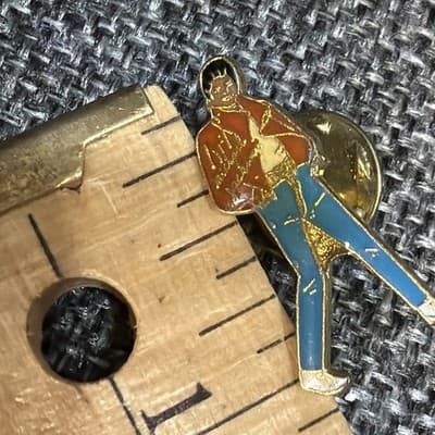 Vintage MICHAEL JACKSON 1980 Beat It Red Jacket Enamel Music Button Pin 80s Logo - Thumbnail 9