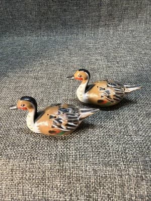 Vintage Mallard Ducks Red Green Plastic Salt and Pepper Shaker Set w/ Stoppers - Thumbnail 3