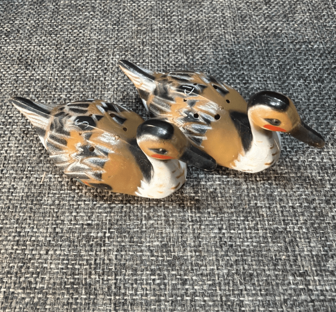 Vintage Mallard Ducks Red Green Plastic Salt and Pepper Shaker Set w/ Stoppers - Thumbnail 2