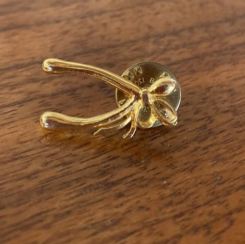 Wishbone Ribbon Bow Make a Wish Gold tone Lapel Pin Pinback american airlines