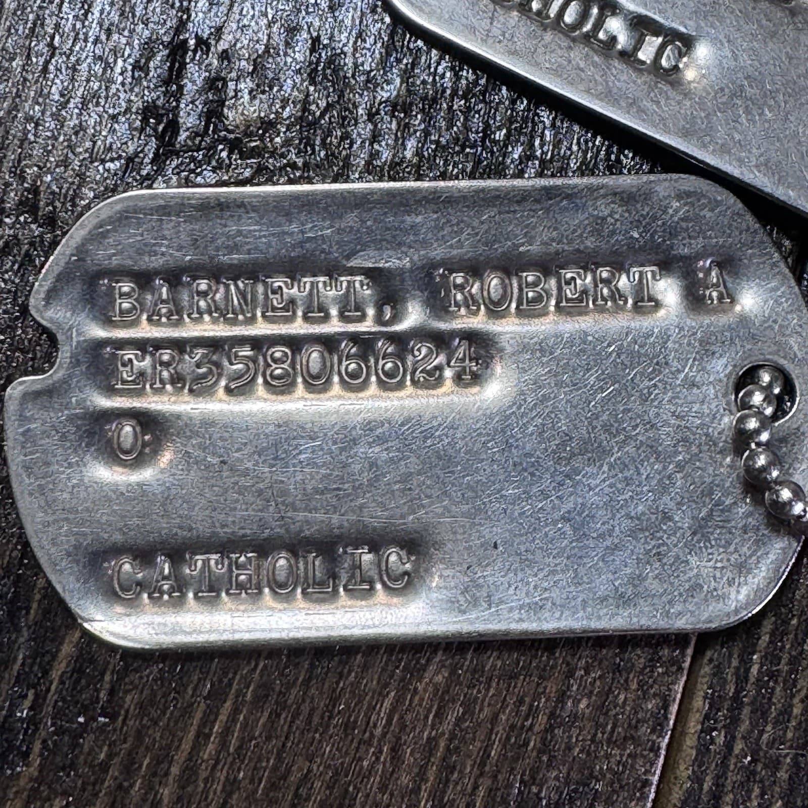 Set Of 4 WWII US Catholic Robert A Barnett soldier ID dog tags Military Notched - Thumbnail 2