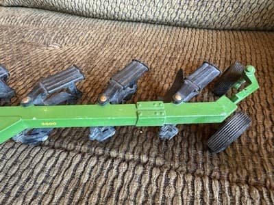 Vintage 1999 John Deere #5095 ERTL Six-Button Plow 1/16 Scale Farm Equipment - Thumbnail 18