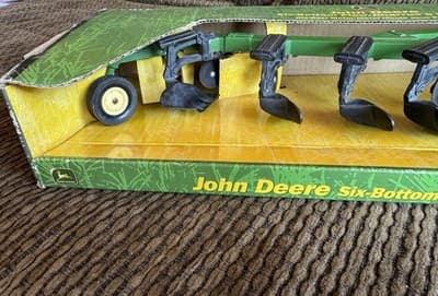 Vintage 1999 John Deere #5095 ERTL Six-Button Plow 1/16 Scale Farm Equipment - Thumbnail 2
