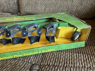 Vintage 1999 John Deere #5095 ERTL Six-Button Plow 1/16 Scale Farm Equipment - Thumbnail 3