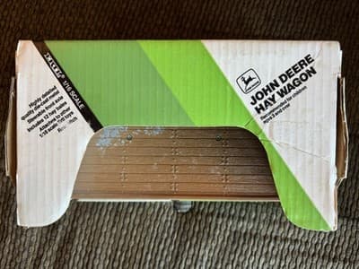 Vintage 1991 ERTL John Deere Hay Wagon - 1/16 Scale - Diecast Metal, Model #5674 - Thumbnail 3
