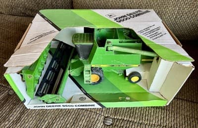 Vintage Ertl John Deere 9500 Combine with Corn/Grain Heads, Diecast 1/28 Scale