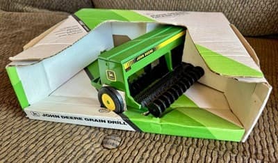 VTG 1992 John Deere Grain Drill Diecast - 1/16 Scale - Model #580 Farm Equipment