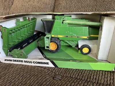 Vintage Ertl John Deere 9500 Combine with Corn/Grain Heads, Diecast 1/28 Scale - Thumbnail 3