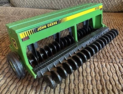 VTG 1992 John Deere Grain Drill Diecast - 1/16 Scale - Model #580 Farm Equipment - Thumbnail 9