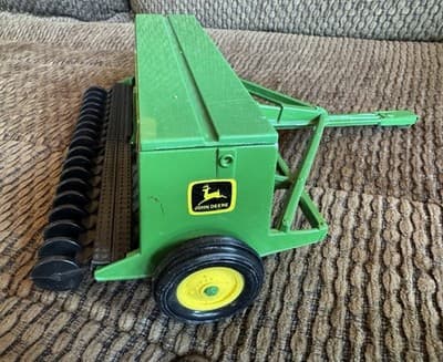 VTG 1992 John Deere Grain Drill Diecast - 1/16 Scale - Model #580 Farm Equipment - Thumbnail 11