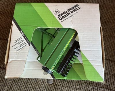 VTG 1992 John Deere Grain Drill Diecast - 1/16 Scale - Model #580 Farm Equipment - Thumbnail 2
