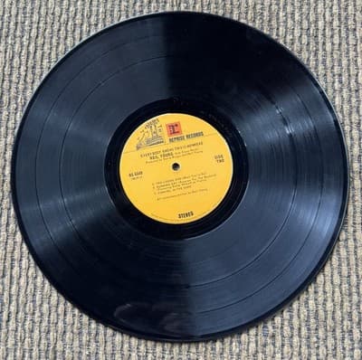 NEIL YOUNG Lot Of 2 LP Vinyl Records - Harvest, Everybody Knows This Is Nowhere - Thumbnail 18