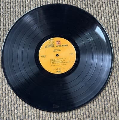 NEIL YOUNG Lot Of 2 LP Vinyl Records - Harvest, Everybody Knows This Is Nowhere - Thumbnail 10
