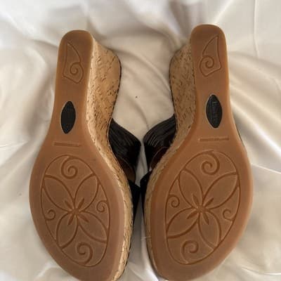 Born Size 10 Woman’s Black Patent Slide EUC - Thumbnail 3