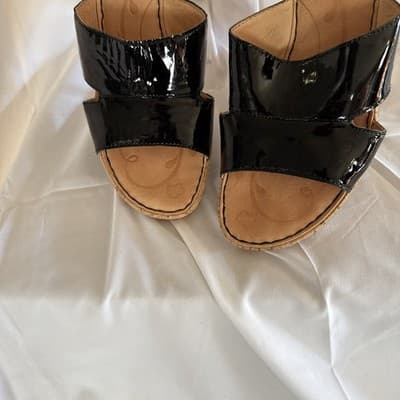 Born Size 10 Woman’s Black Patent Slide EUC - Thumbnail 2
