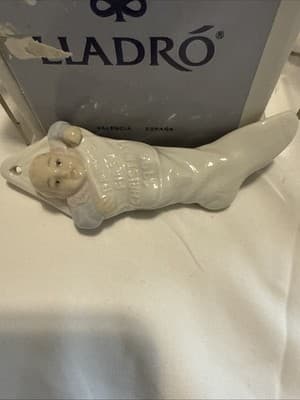 LLADRO #5839 Baby in Stocking Ornament - Thumbnail 2