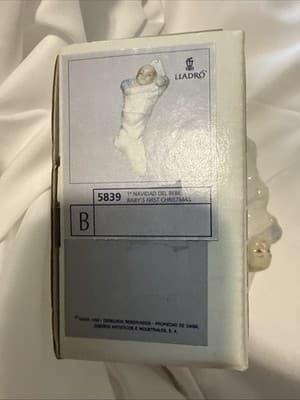 LLADRO #5839 Baby in Stocking Ornament - Thumbnail 3