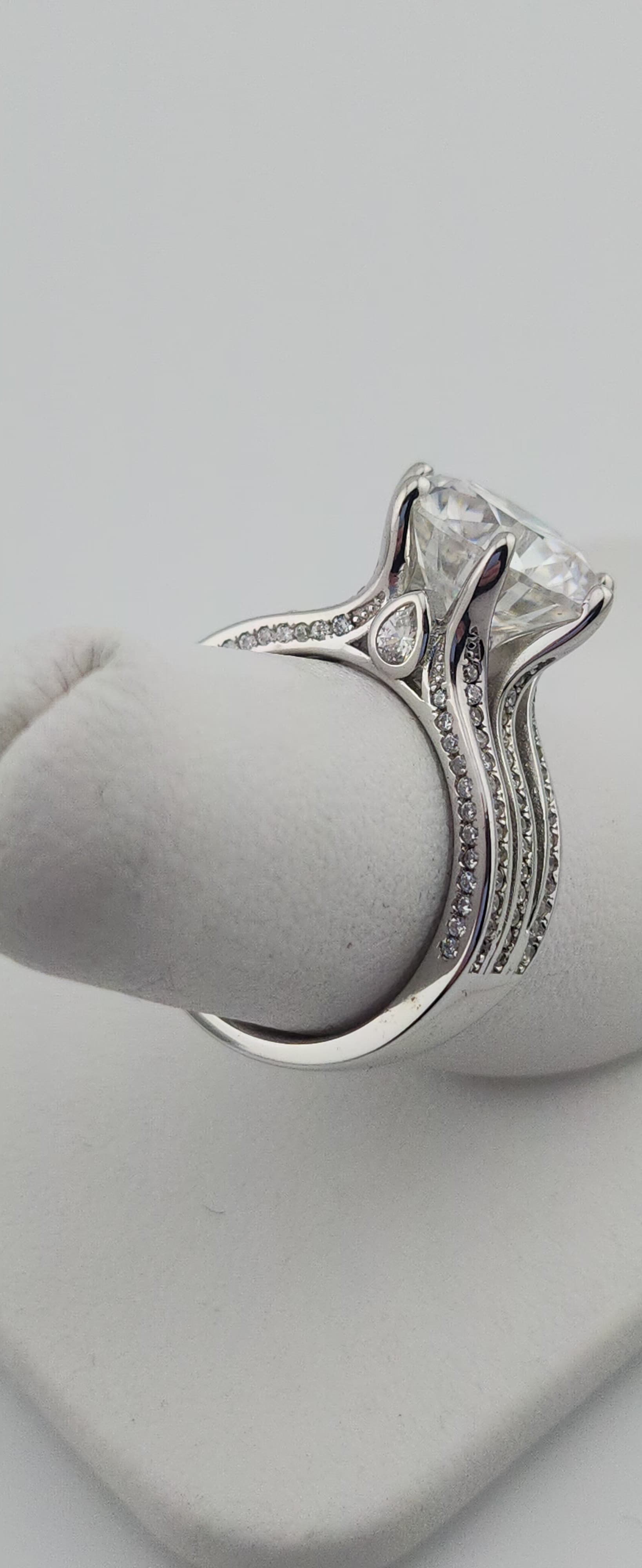 ELITE! 5.00 CT DIAMOND MOSANITE 18K WHITE GOLD PLATED 925 STERLING SILVER RING - Thumbnail 3
