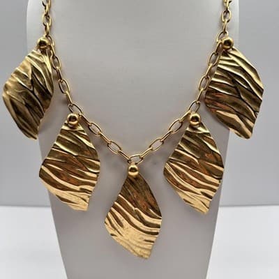 Vintage 90s Gold Tone Hammered Textured Leaf Statement Necklace Women's Jewelry - Thumbnail 2