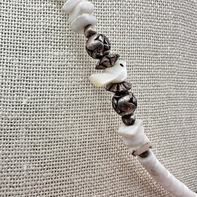 Vintage 90s Mother of Pearl Bird Necklace White Heishi Beaded Floral Silver-tone - Thumbnail 4