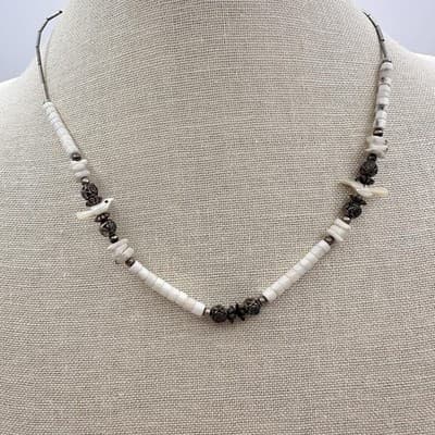 Vintage 90s Mother of Pearl Bird Necklace White Heishi Beaded Floral Silver-tone - Thumbnail 2