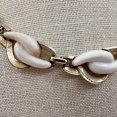 Vintage 50s 60s White Faux Stone Scrolled Link Choker Necklace Gold Tone Jewelry - Thumbnail 3