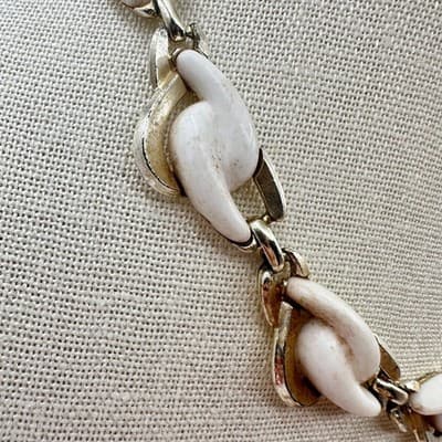 Vintage 50s 60s White Faux Stone Scrolled Link Choker Necklace Gold Tone Jewelry - Thumbnail 4