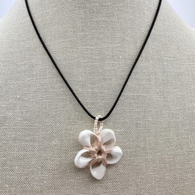 Vintage 90s White Shell Wrapped Flower Pendant Necklace Silver Tone Jewelry - Thumbnail 2