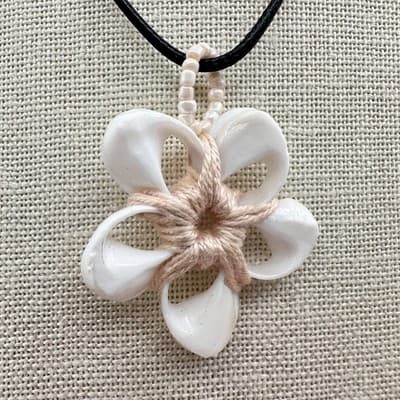 Vintage 90s White Shell Wrapped Flower Pendant Necklace Silver Tone Jewelry - Thumbnail 3