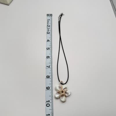 Vintage 90s White Shell Wrapped Flower Pendant Necklace Silver Tone Jewelry - Thumbnail 7