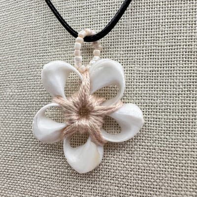 Vintage 90s White Shell Wrapped Flower Pendant Necklace Silver Tone Jewelry - Thumbnail 4