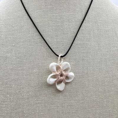 Vintage 90s White Shell Wrapped Flower Pendant Necklace Silver Tone Jewelry - Thumbnail 5