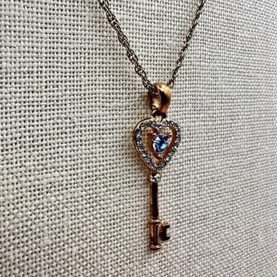 Vintage Y2K Rhinestone Gold Tone Heart Key Pendant Necklace Women's Jewelry - Thumbnail 6