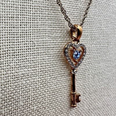 Vintage Y2K Rhinestone Gold Tone Heart Key Pendant Necklace Women's Jewelry - Thumbnail 5