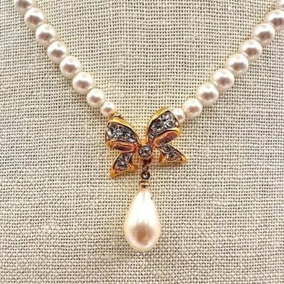 Vintage Y2K Faux Pearl Gold Tone Bow Teardrop Pendant Rhinestone Women's Jewelry