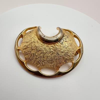 Vintage Y2K Gold Tone Textured Crescent Brooch Pin Women's Classic Jewelry - Thumbnail 2