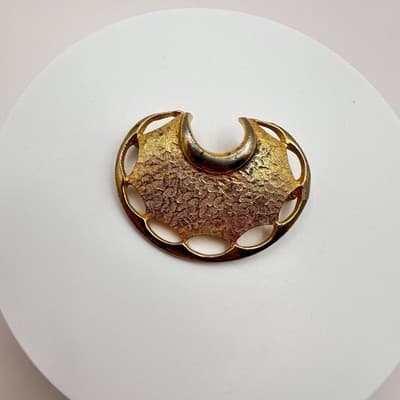 Vintage Y2K Gold Tone Textured Crescent Brooch Pin Women's Classic Jewelry - Thumbnail 3