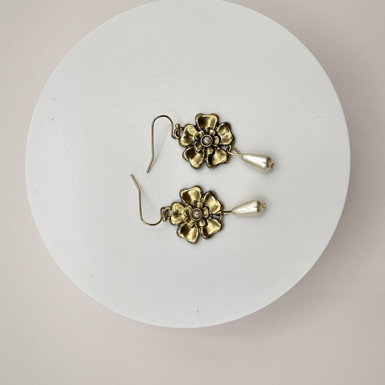 Vintage 90s Gold Tone Flower Dangle Earrings Faux Pearl Teardrop Boho Jewelry - Thumbnail 2