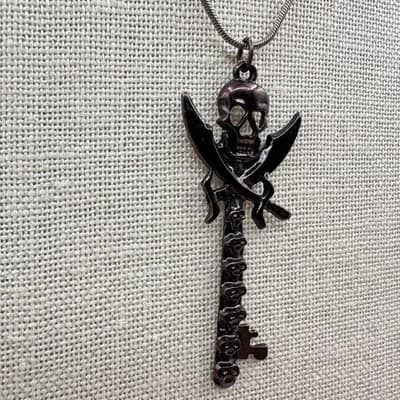 Vintage Y2K Silver Tone Snake Chain Pirate Skull Key Pendant Necklace Jewelry - Thumbnail 5